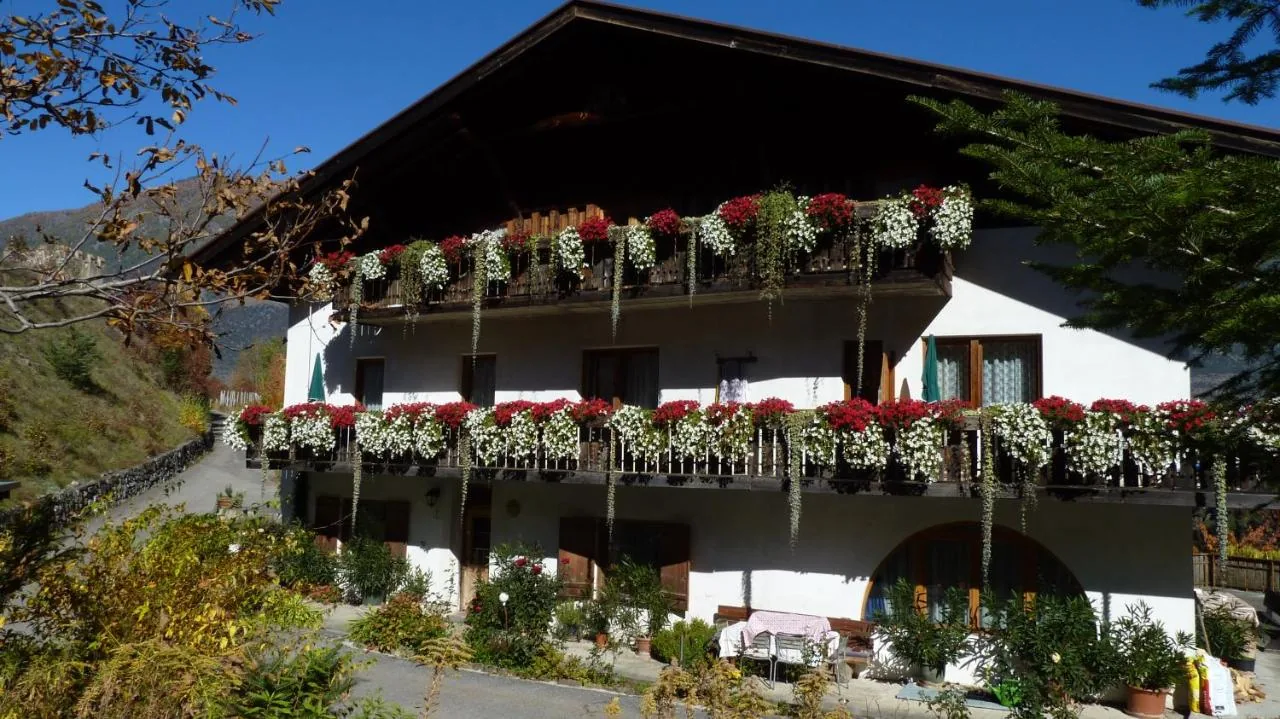 Schlosshof zu Montani mit bepflanzten Balkonen