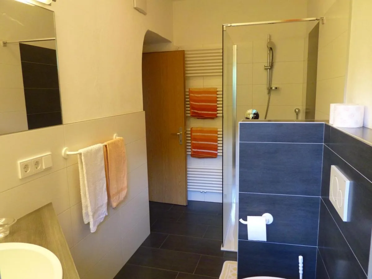 Badezimmer mit Dusche in einer Ferienwohnung