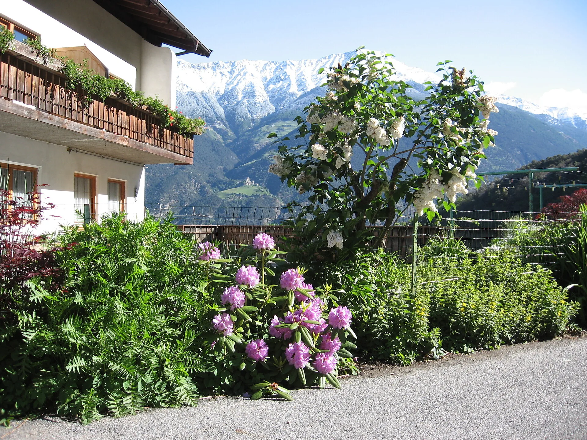Garten und Balkon am Schlosshof vor der Berglandschaft