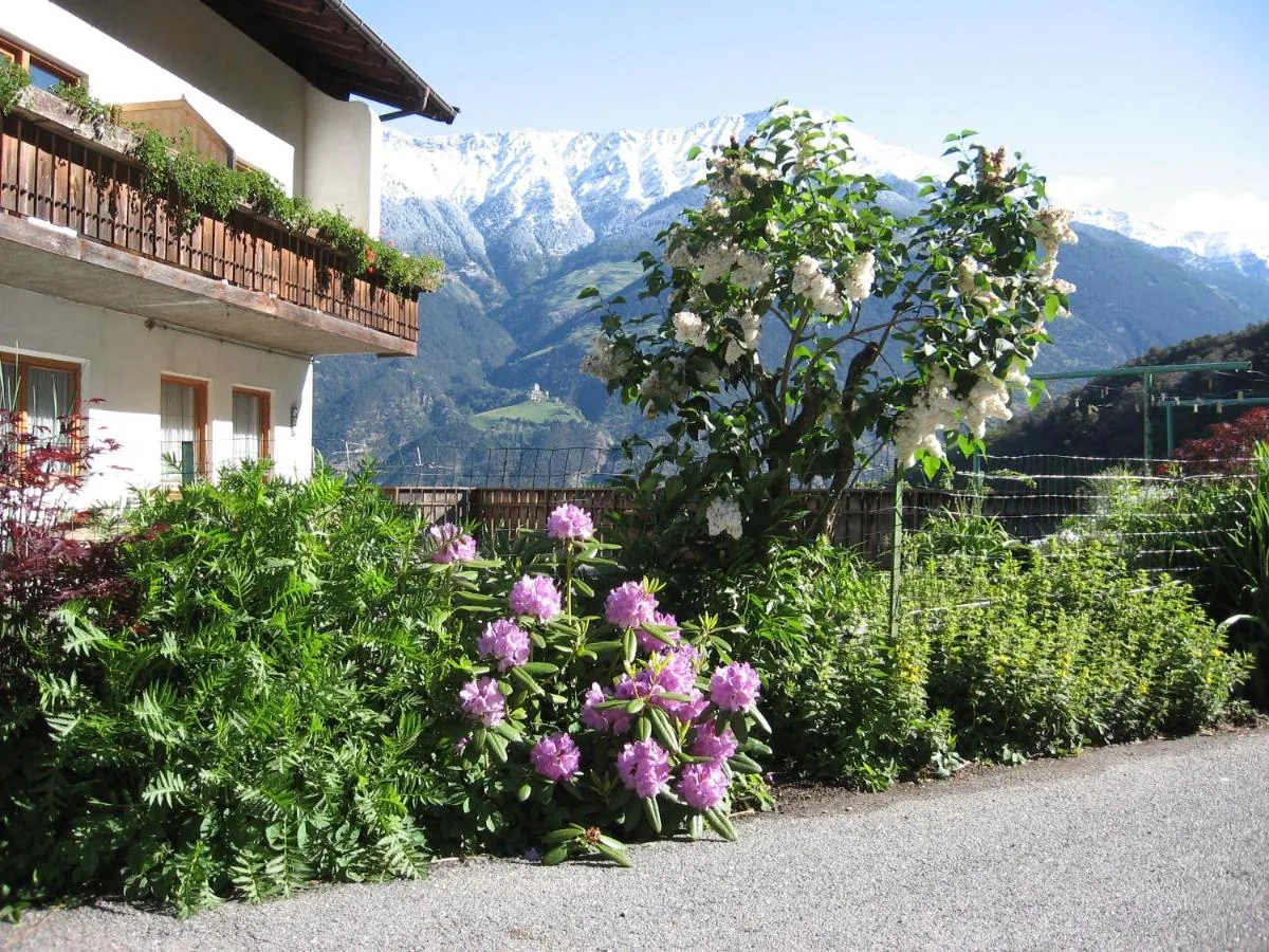 Blühender Garten vor dem Schlosshof mit Bergblick
