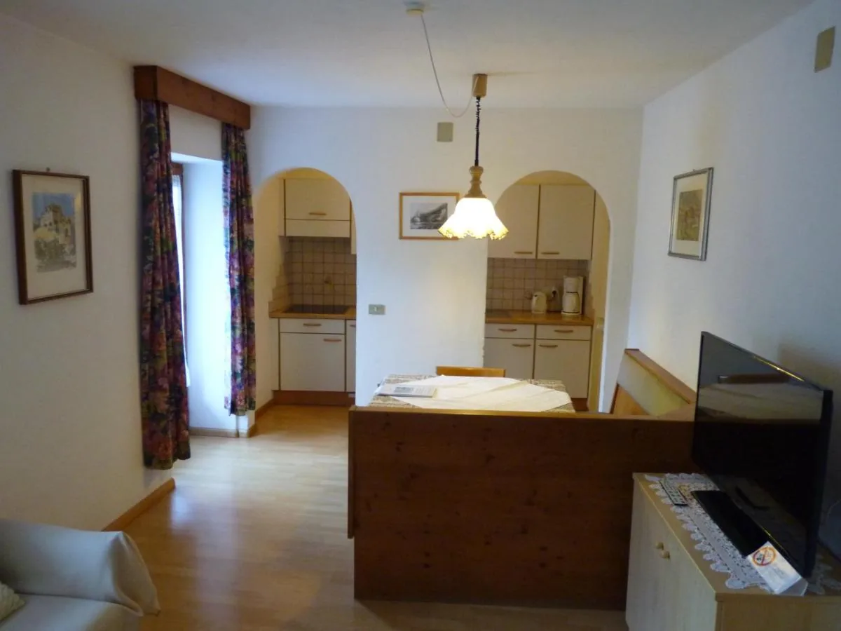 Wohnbereich mit Küchenzeile in einer Ferienwohnung im Schlosshof